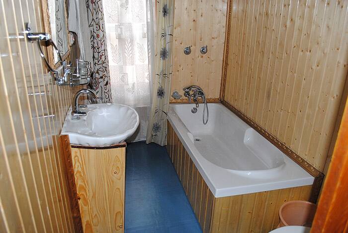 White Horse Houseboat, Srinagar 3